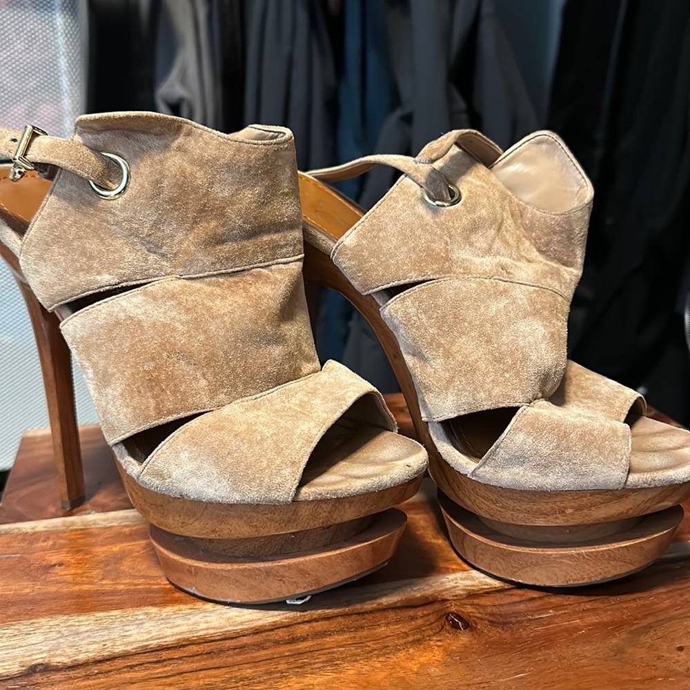 Jessica Simpson , Tan heels , gently used .